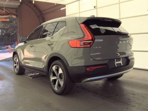 Used 2025 Volvo XC40 B5 Plus image 4