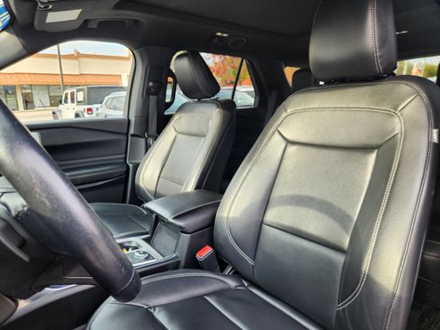 Used 2020 Ford Explorer XLT w/ Equipment Group 202A image 7