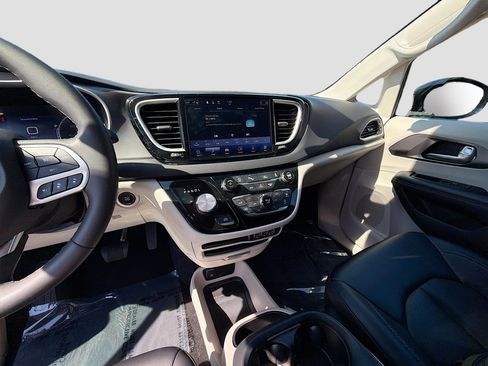 Used 2024 Chrysler Pacifica Touring-L image 25