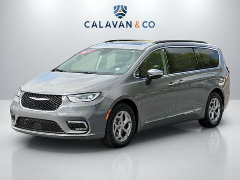 Used 2023 Chrysler Pacifica Limited FWD image 3