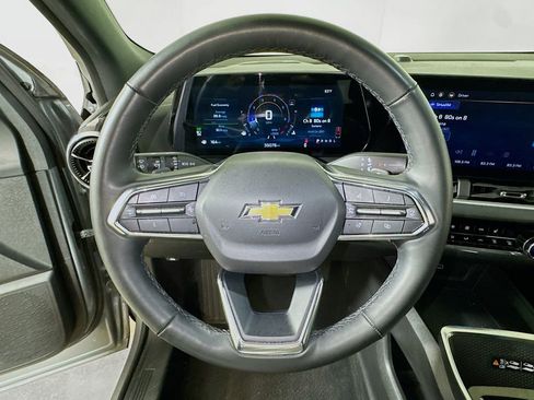 Used 2025 Chevrolet Equinox LT w/ Convenience Package II FWD image 9