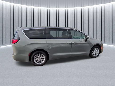 Used 2023 Chrysler Pacifica Touring-L FWD image 17