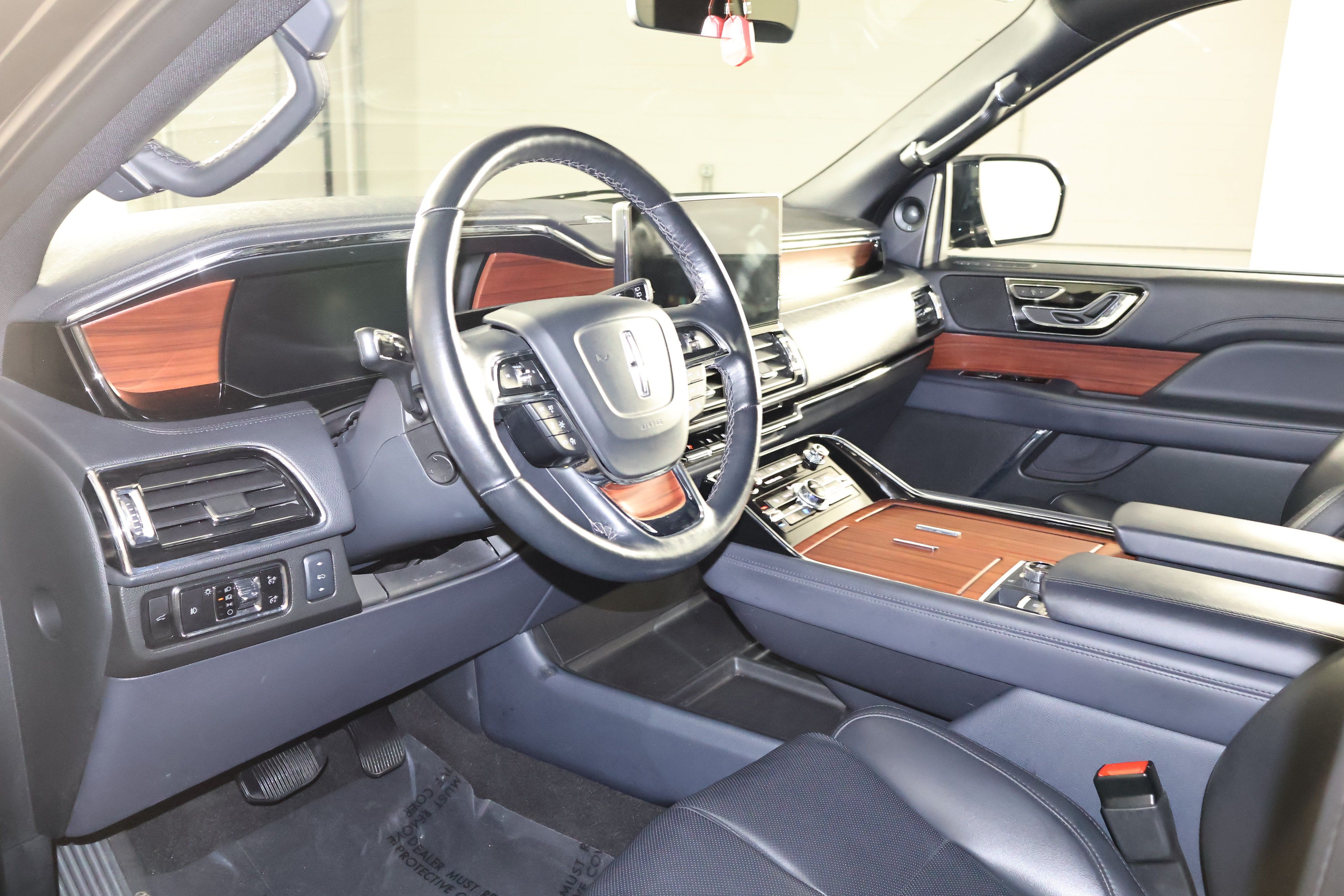 Used 2024 Lincoln Navigator Premiere AWD/4WD image 2