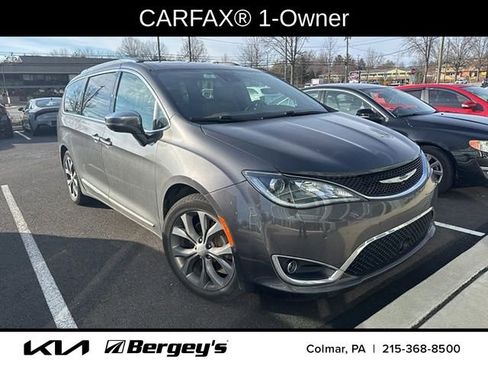 Used 2020 Chrysler Pacifica Limited w/ Tire & Wheel Group image 3