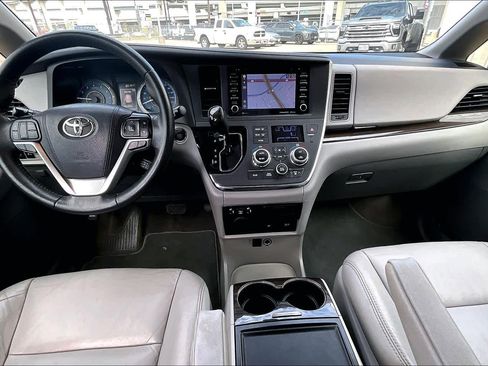 Used 2018 Toyota Sienna XLE Premium image 14