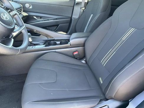 Used 2025 Hyundai Elantra SEL FWD image 17