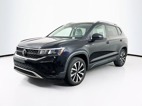 Used 2023 Volkswagen Taos SE w/ Panoramic Sunroof Package FWD image 3