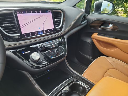 Used 2022 Chrysler Pacifica Pinnacle FWD image 25