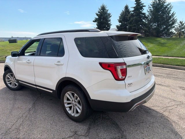 Used 2017 Ford Explorer XLT w/ Equipment Group 202A FWD image 3