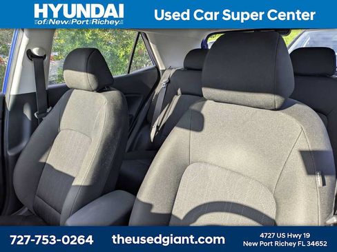 Used 2023 Hyundai Venue SE FWD image 3