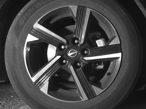 Used 2025 Nissan Sentra SV FWD image 13