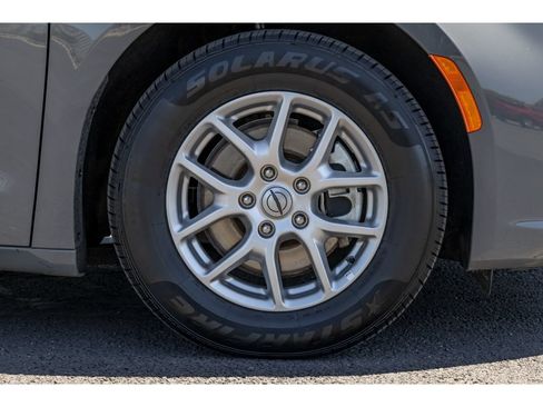 Used 2024 Chrysler Pacifica Touring FWD image 9