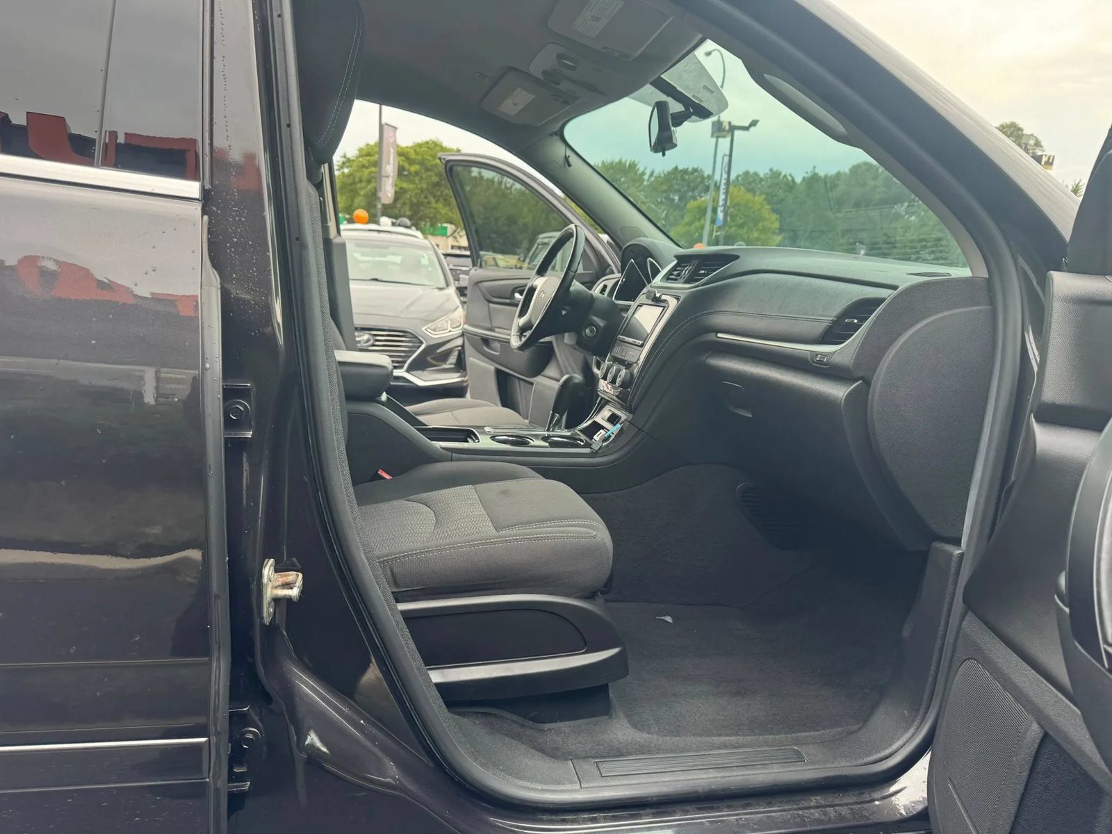 Used 2017 Chevrolet Traverse LT FWD image 16