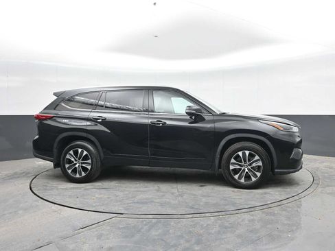 Used 2021 Toyota Highlander XLE AWD/4WD image 9