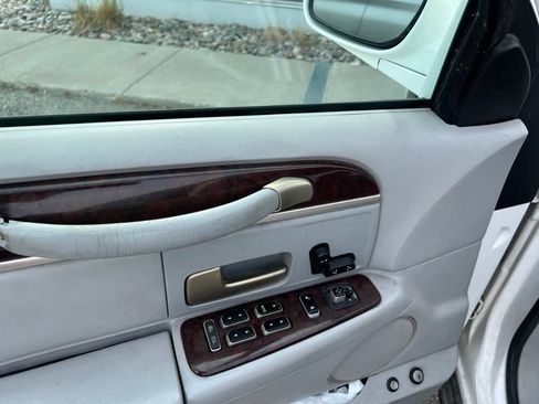 Used 2006 Lincoln Town Car Signature RWD image 6