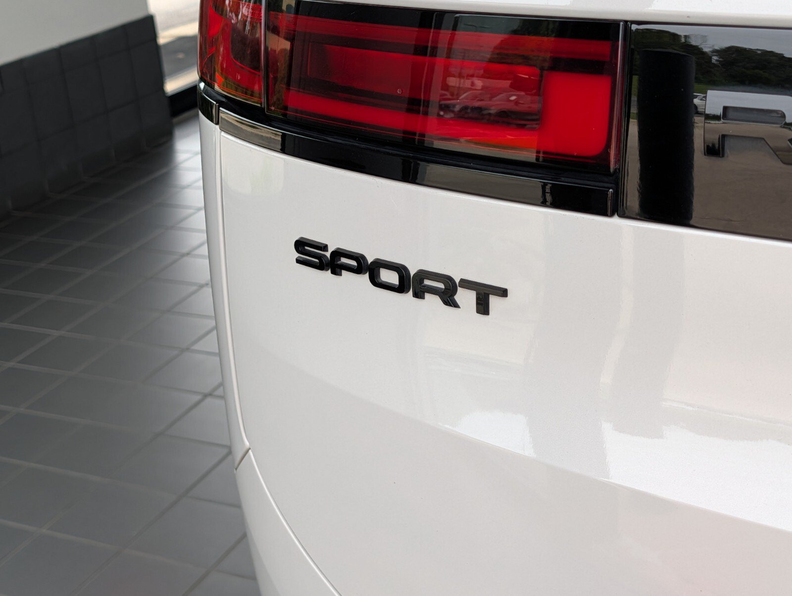 Used 2025 Land Rover Range Rover Sport SE AWD/4WD image 4