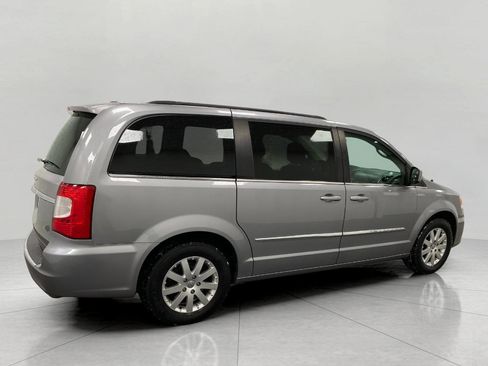 Used 2014 Chrysler Town & Country Touring image 3