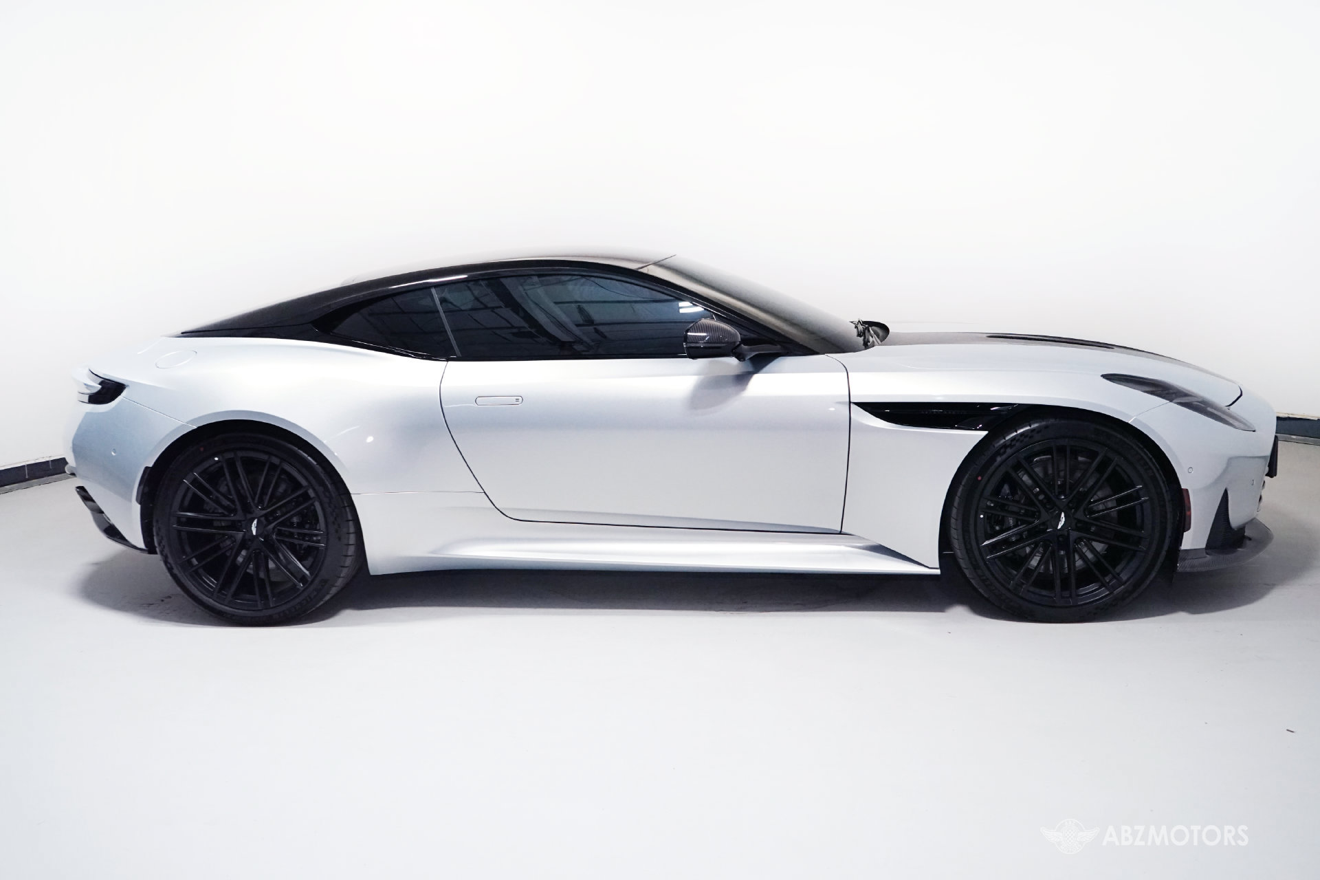 Used 2025 Aston Martin DB12 Coupe RWD image 4