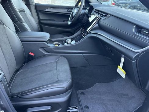 New 2025 Jeep Grand Cherokee Altitude image 13