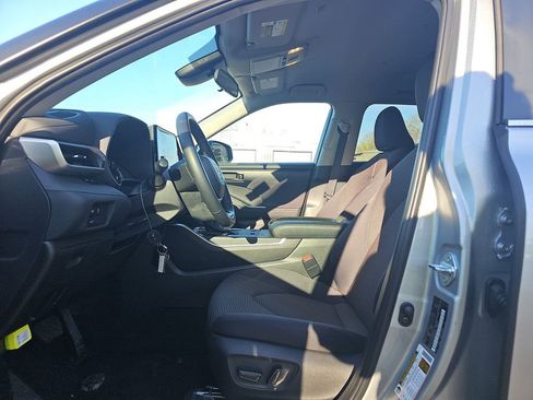 Used 2025 Toyota Highlander LE image 3