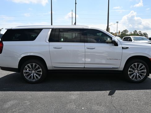 Used 2021 GMC Yukon XL Denali w/ Denali Premium Package AWD/4WD image 11