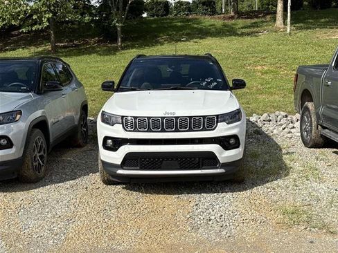 Used 2024 Jeep Compass Limited AWD/4WD image 2