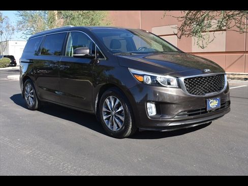 Used 2016 Kia Sedona SX image 2