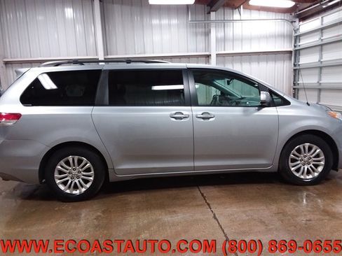 Used 2014 Toyota Sienna XLE image 4