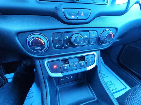 Used 2024 GMC Terrain SLE w/ Driver Convenience Package image 19