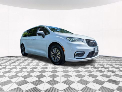 Used 2023 Chrysler Pacifica Touring-L FWD image 14