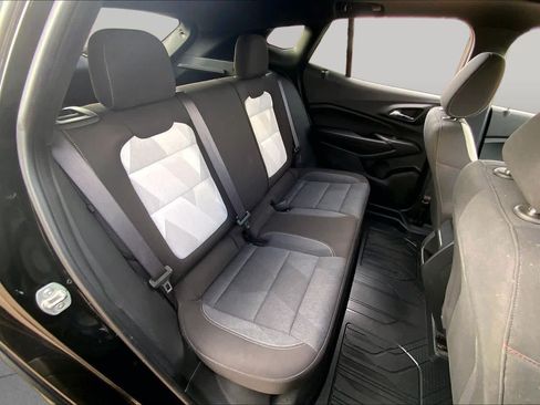 Used 2025 Chevrolet Trax RS w/ Sunroof Package FWD image 20