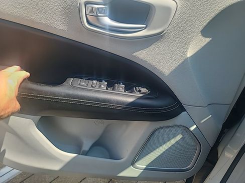 Used 2018 Jeep Compass Latitude FWD image 17