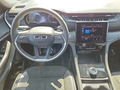 Used 2025 Jeep Grand Cherokee Altitude AWD/4WD image 18