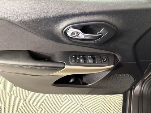 Used 2018 Jeep Cherokee Latitude image 11