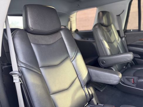 Used 2018 Cadillac Escalade Premium Luxury image 21