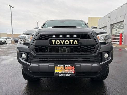 Used 2018 Toyota Tacoma TRD Sport image 2