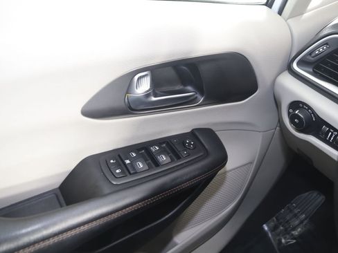 Used 2020 Chrysler Pacifica Touring FWD image 28