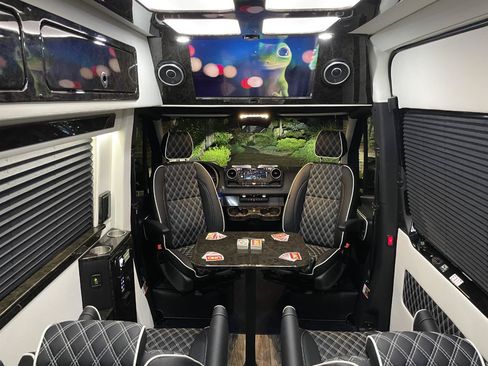 Used 2022 Mercedes-Benz Sprinter 2500 image 24