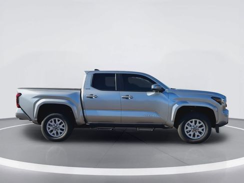 Certified 2025 Toyota Tacoma SR5 AWD/4WD image 9