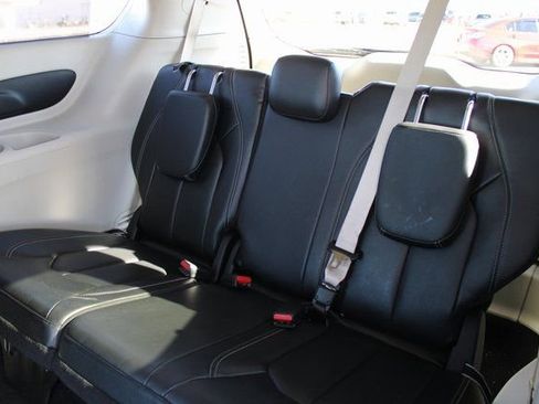 Used 2022 Chrysler Pacifica Touring-L image 17