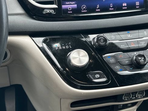 Used 2022 Chrysler Pacifica Touring-L FWD image 18