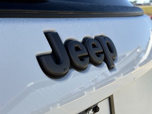 Used 2023 Jeep Compass Trailhawk AWD/4WD image 15