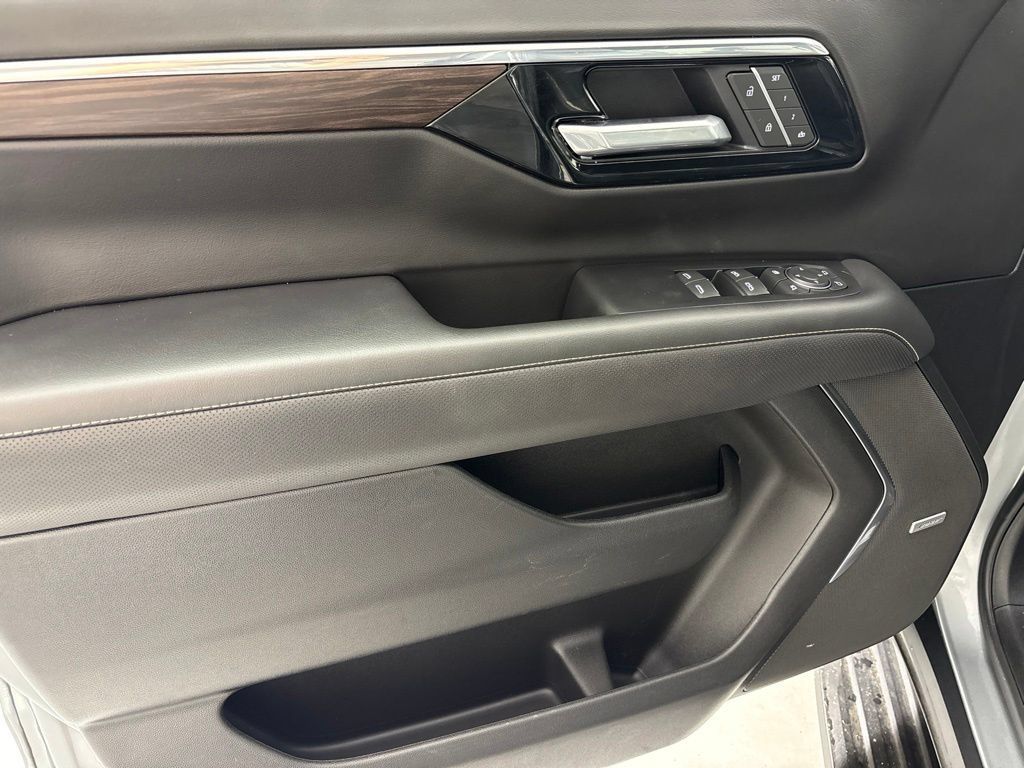 Certified 2025 Chevrolet Suburban Premier RWD image 30