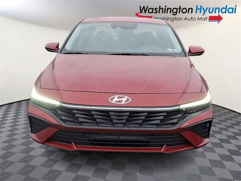 Certified 2025 Hyundai Elantra SE image 2