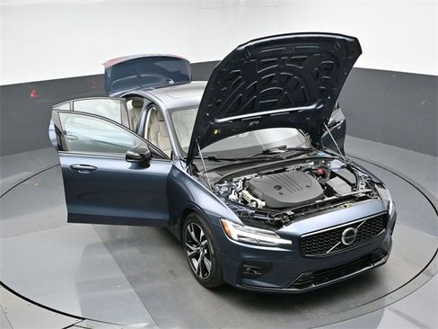 Used 2025 Volvo S60 B5 Plus image 38