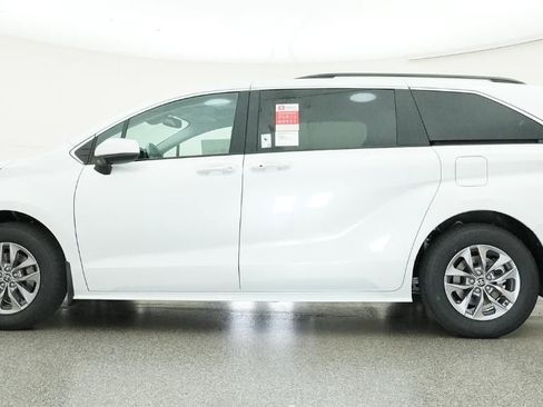 New 2026 Toyota Sienna XLE image 19