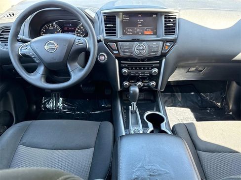 Used 2020 Nissan Pathfinder S image 2