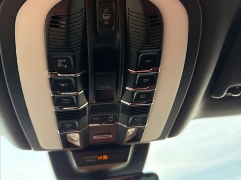 Used 2019 Porsche Macan AWD/4WD image 19