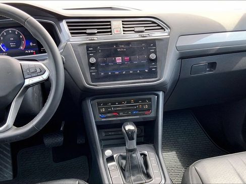 Used 2022 Volkswagen Tiguan SE FWD image 6