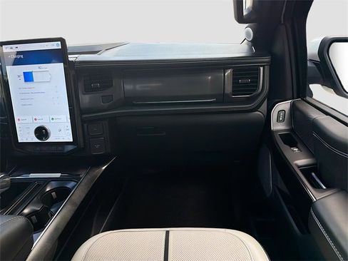 Used 2022 Ford F150 Lightning Platinum image 17